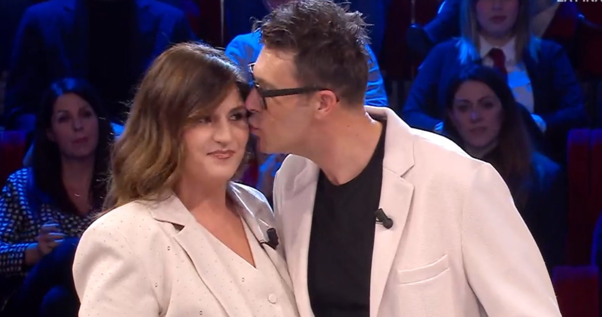 affari tuoi tensione tra giovanni e sua moglie cinzia non voleva baciarlo da Liberoquotidiano.it affari tuoi tensione tra giovanni e sua moglie cinzia non voleva baciarlo