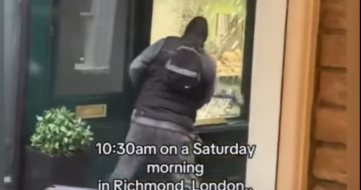 londra furto con scasso in centro ecco come rubano i gioielli in pieno giorno da Liberoquotidiano.it londra furto con scasso in centro ecco come rubano i gioielli in pieno giorno
