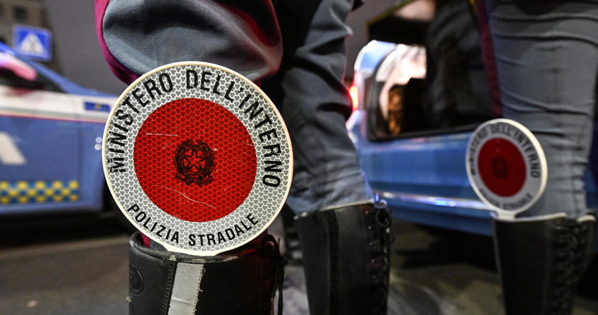 cosenza straniero minaccia i passanti con un coltello e poi ferisce un poliziotto