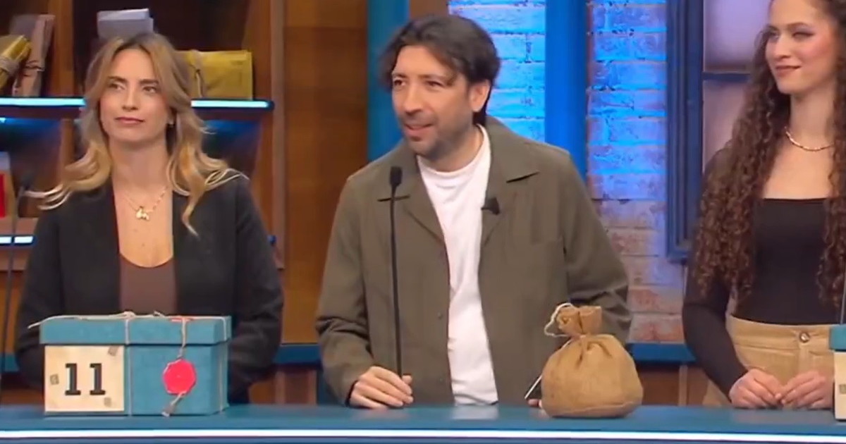 affari tuoi de martino umilia herbert ballerina siamo alla frutta caos in studio da Liberoquotidiano.it affari tuoi de martino umilia herbert ballerina siamo alla frutta caos in studio