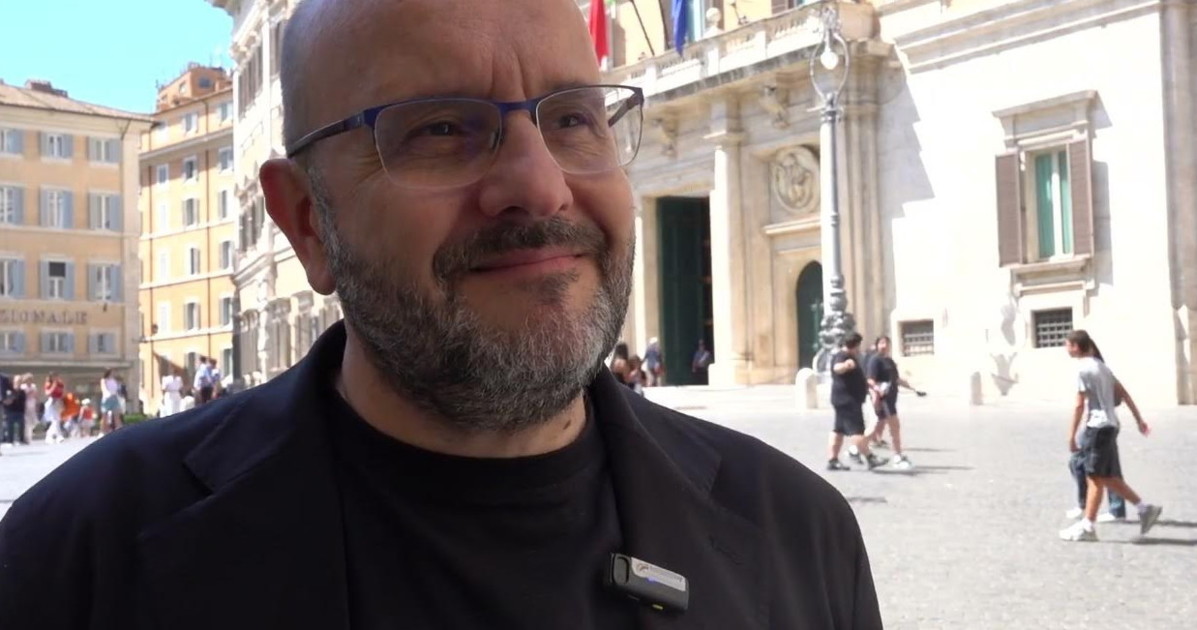 pd il meme sul curling berruto si copre di ridicolo non sapevo nulla da Liberoquotidiano.it pd il meme sul curling berruto si copre di ridicolo non sapevo nulla