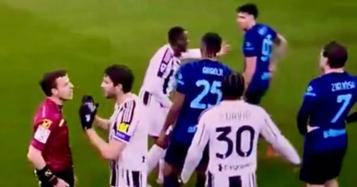 inter juve non solo l esultanza l altro vergognoso gesto di bastoni a kalulu da Liberoquotidiano.it inter juve non solo l esultanza l altro vergognoso gesto di bastoni a kalulu