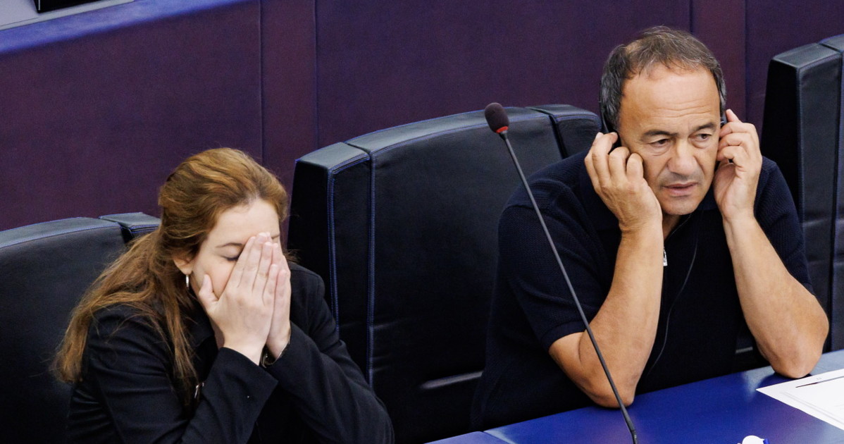 Ilaria Salis e Mimmo Lucano, la loro firma: pestato a morte a Lione, il caso deflagra Ilaria Salis e Mimmo Lucano, la loro firma: pestato a morte a Lione, il caso deflagra