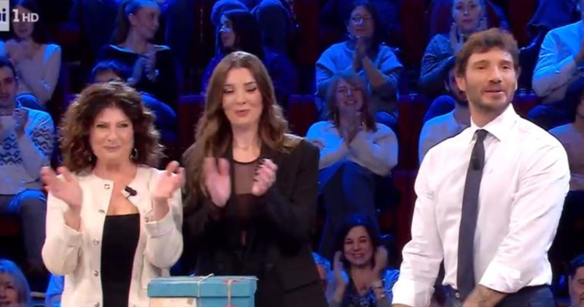 Affari tuoi, Elisa derisa pure da De Martino: "Non ho parole" Affari tuoi, Elisa derisa pure da De Martino: "Non ho parole"