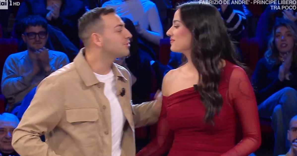 Affari Tuoi, bigliettino a luci rosse di Benedetta: "Ti tampono io". Gelo in studio