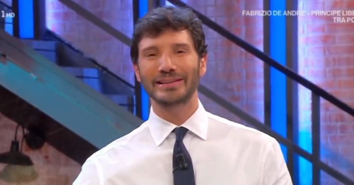 affari tuoi pesante accusa a stefano de martino squallido e sessista da Liberoquotidiano.it affari tuoi pesante accusa a stefano de martino squallido e sessista