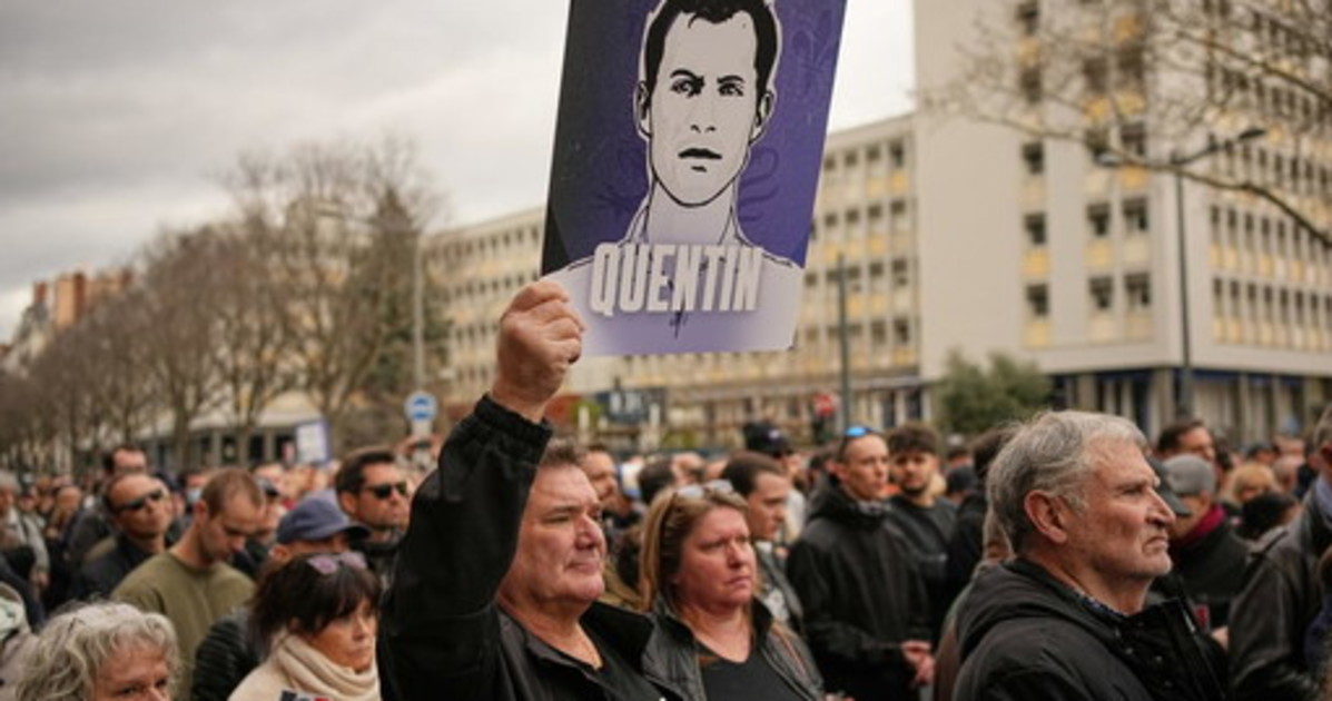 Corteo per Deranque, "questa è casa nostra": nessuno scontro, solo un arresto