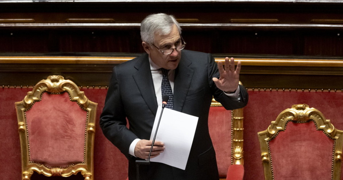 Antonio Tajani, indegna gazzarra della sinistra al Senato: si scatena il caos