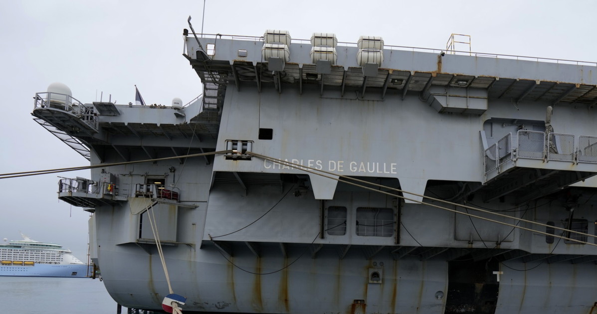 Iran, la diretta. La portaerei Charles de Gaulle "urgentemente dirottata verso il Mediterraneo"