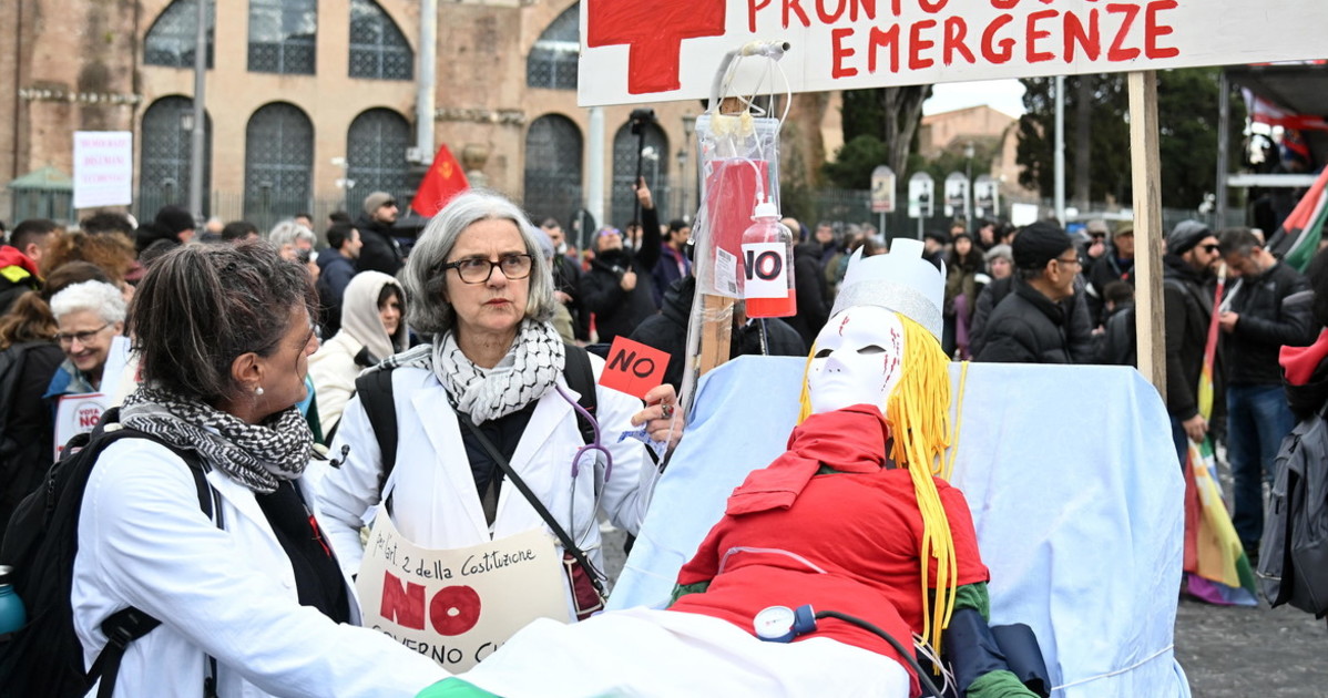 roma la violenza dei collettivi al corteo meloni in barella e foto bruciate da Liberoquotidiano.it roma la violenza dei collettivi al corteo meloni in barella e foto bruciate