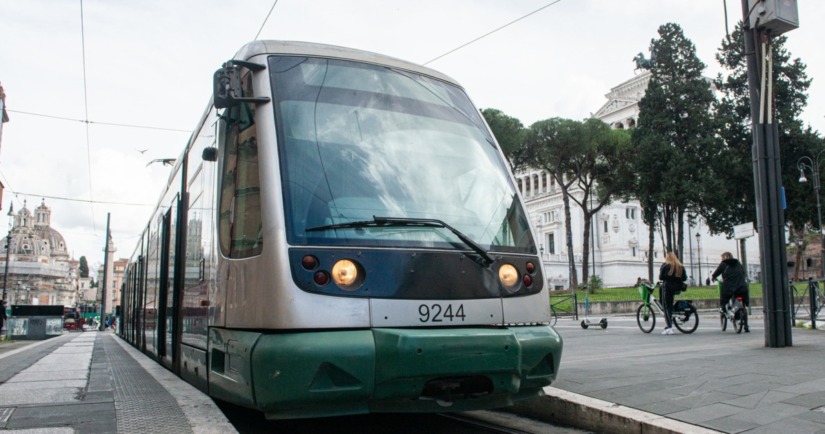 Roma, tamponamento tra tram: 10 feriti, mistero sulla dinamica Roma, tamponamento tra tram: 10 feriti, mistero sulla dinamica