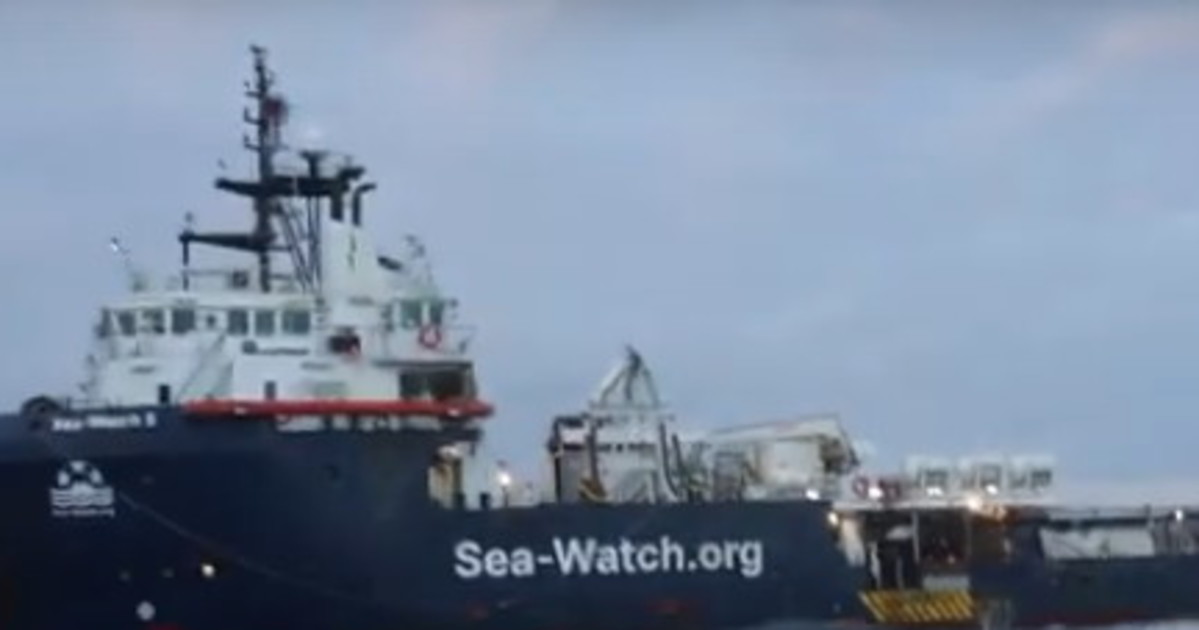 Sea Watch disobbedisce: sbarco a Trapani. Che cosa rischia ora l