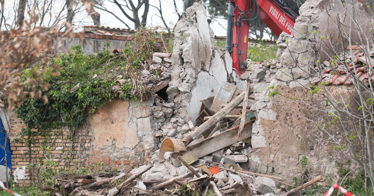 Roma, casale crollato al Parco degli Acquedotti: due morti. "Costruivano una bomba" Roma, casale crollato al Parco degli Acquedotti: due morti. "Costruivano una bomba"