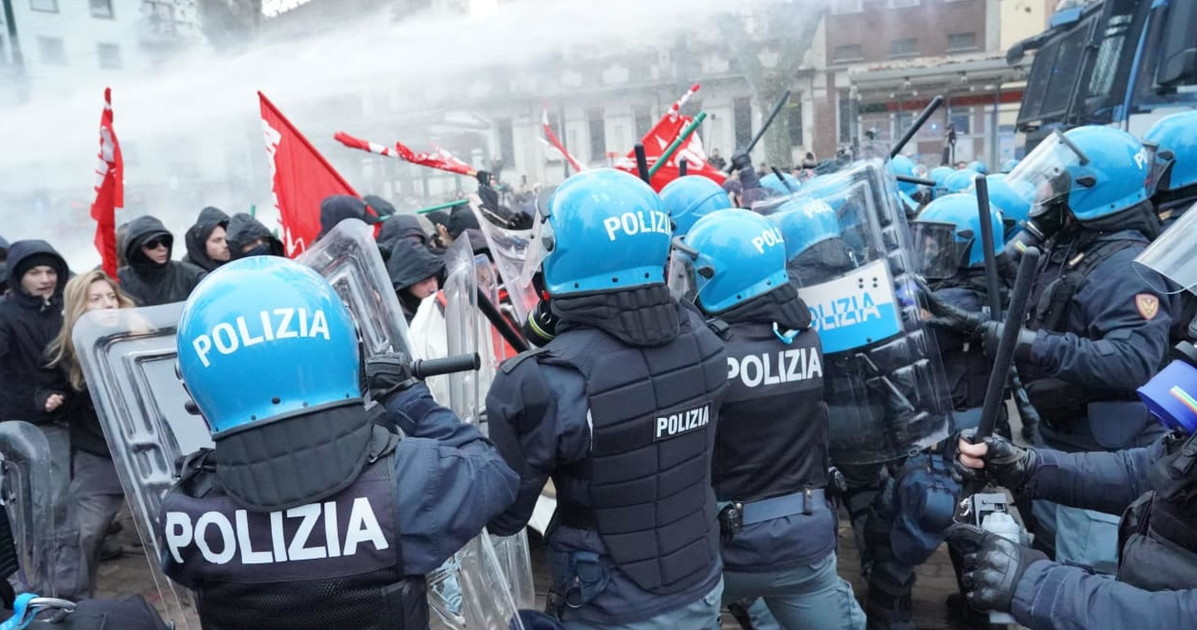 avs in prima linea tra i violenti in piazza scandalo a roma da Liberoquotidiano.it avs in prima linea tra i violenti in piazza scandalo a roma