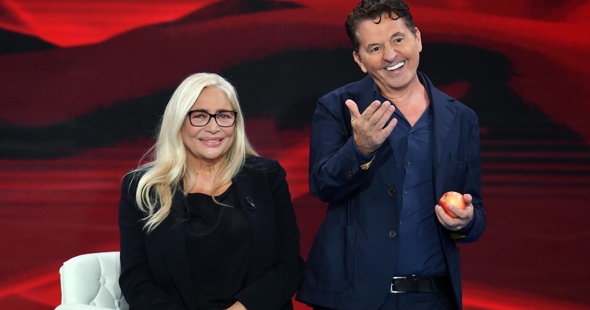 domenica in bacio sulla guancia e abbraccio mara venier e il colpo di scena con mammucari da Liberoquotidiano.it domenica in bacio sulla guancia e abbraccio mara venier e il colpo di scena con mammucari