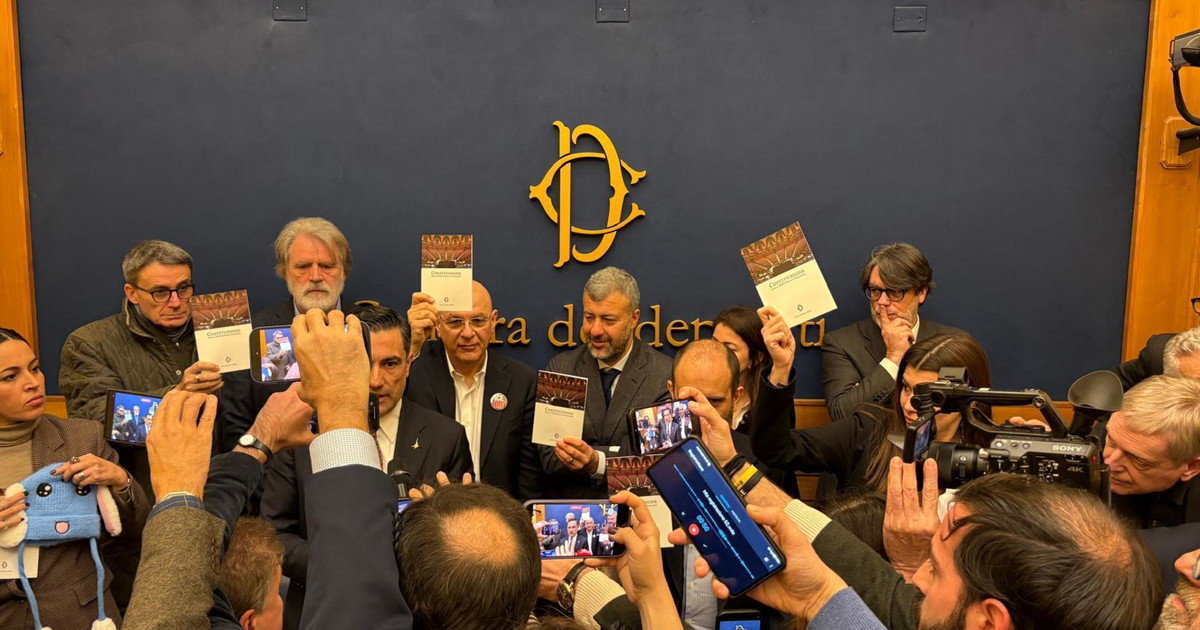 montecitorio sceneggiata contro casapound cala la mannaia sospesi 32 deputati fino a 5 giorni da Liberoquotidiano.it montecitorio sceneggiata contro casapound cala la mannaia sospesi 32 deputati fino a 5 giorni