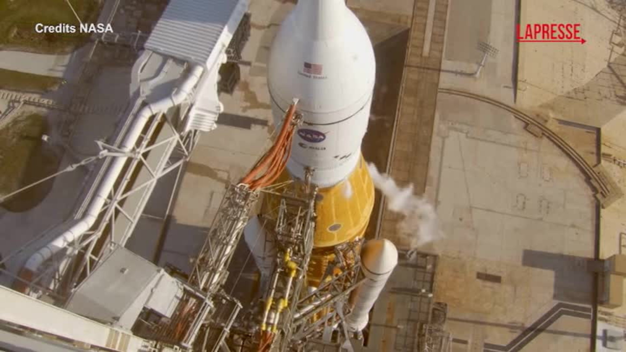 La missione Artemis II parte per la Luna: lo spettacolare decollo ...