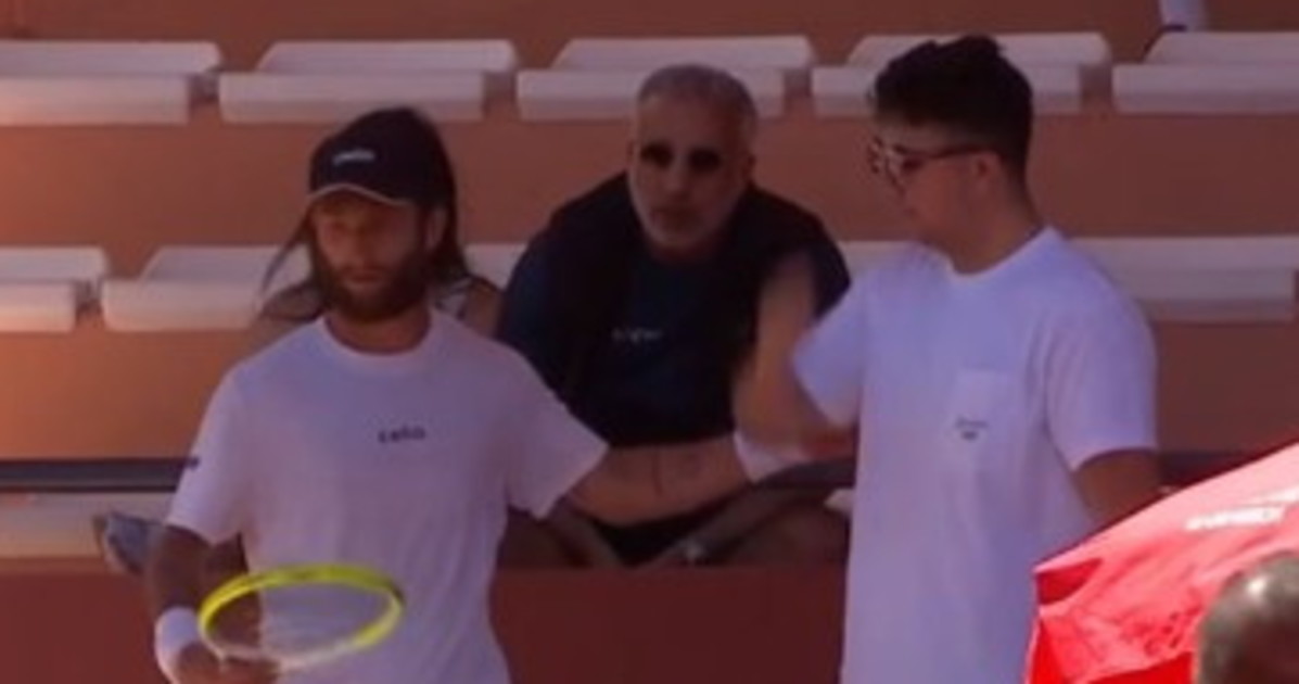 moutet sbrocca a marrakech si arrampica sulle tribune rissa con il tifoso da Liberoquotidiano.it moutet sbrocca a marrakech si arrampica sulle tribune rissa con il tifoso