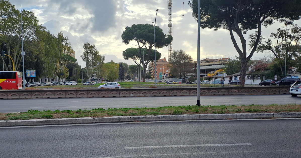 roma incidente choc in via tuscolana brucia il rosso due morti chi c era alla guida