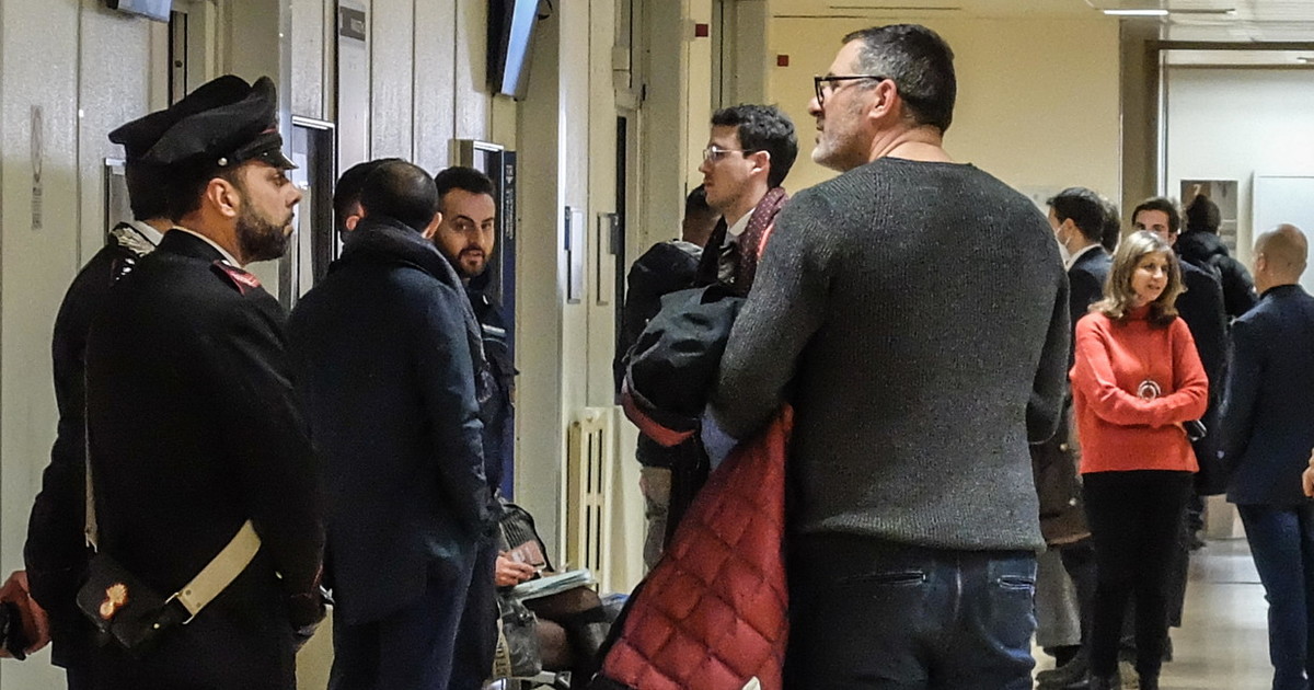 cristiano lucarelli il figlio assolto dall accusa di stupro e lui sbrocca urla e insulti sfascia una colonnina in tribunale da Liberoquotidiano.it cristiano lucarelli il figlio assolto dall accusa di stupro e lui sbrocca urla e insulti sfascia una colonnina in tribunale