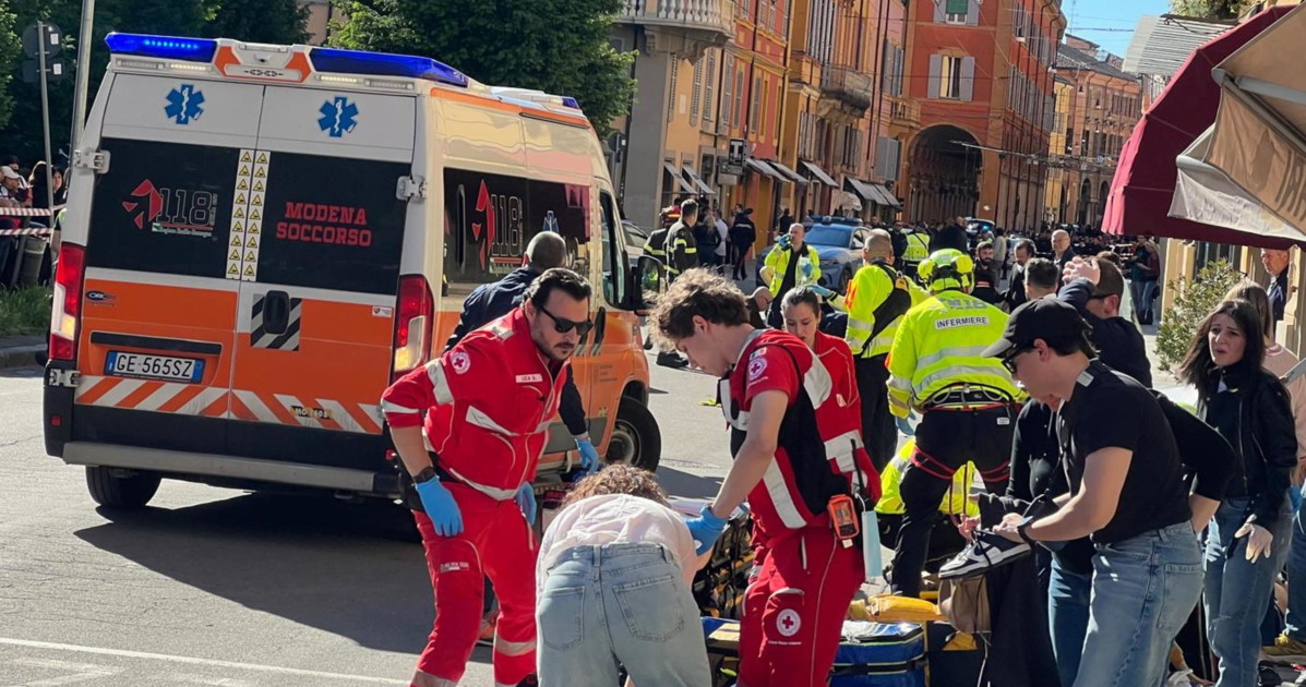 modena auto a folle velocit224 falcia decine di persone ci sono feriti gravi da Liberoquotidiano.it modena auto a folle velocit224 falcia decine di persone ci sono feriti gravi