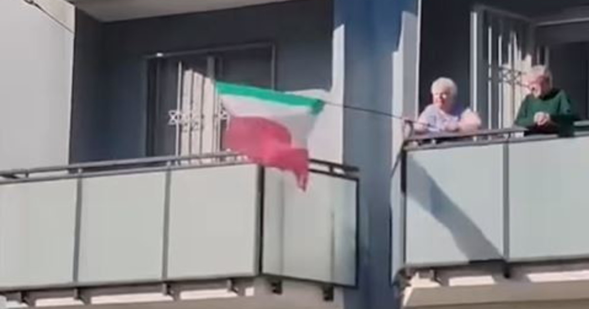 il video dell anziana che sventola il tricolore fa impazzire sinistra e pro pal da Liberoquotidiano.it il video dell anziana che sventola il tricolore fa impazzire sinistra e pro pal