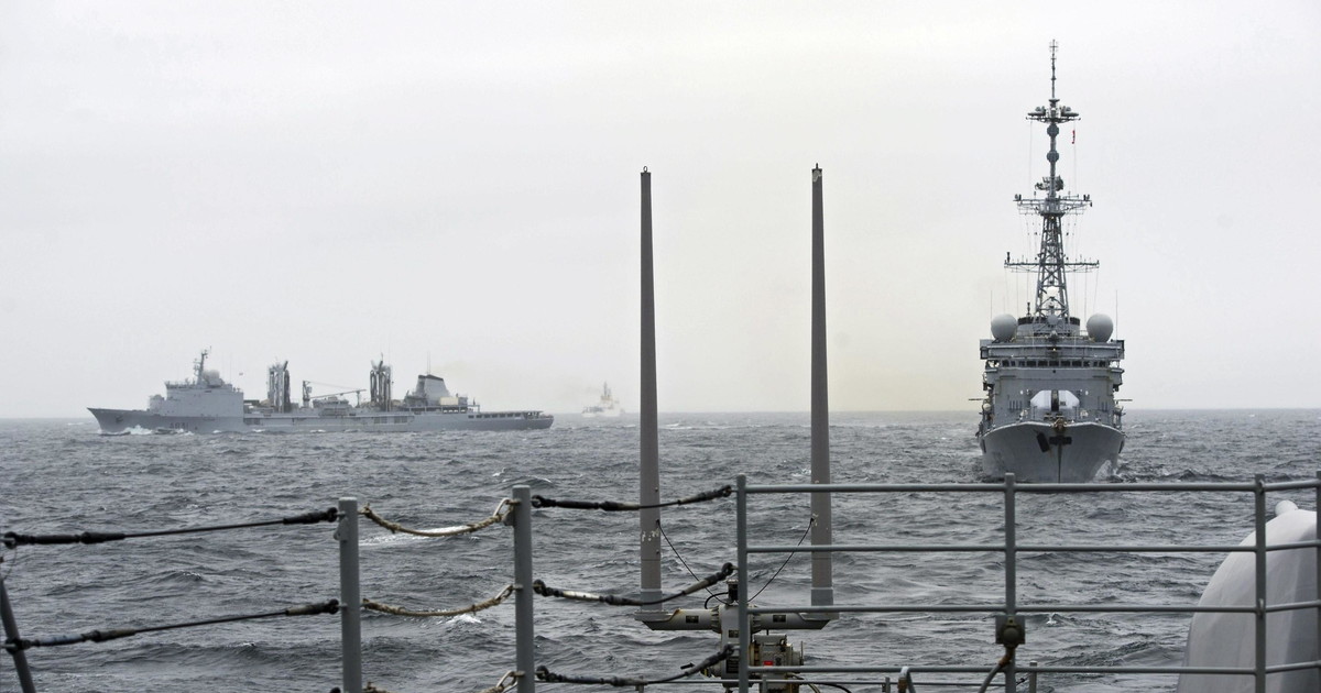 portaerei britannica insegue nave della marina russa l incrocio pericolosissimo cos 232 successo da Liberoquotidiano.it portaerei britannica insegue nave della marina russa l incrocio pericolosissimo cos 232 successo