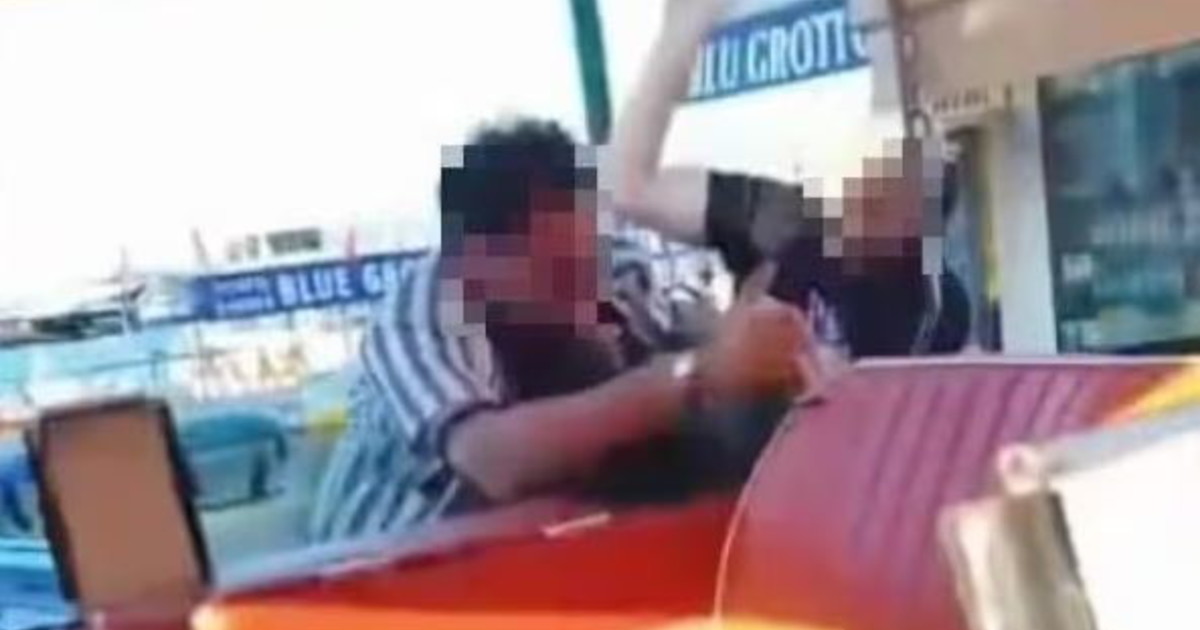 capri rissa al porto sputi calci pugni e insulti il video fa il giro del mondo da Liberoquotidiano.it capri rissa al porto sputi calci pugni e insulti il video fa il giro del mondo