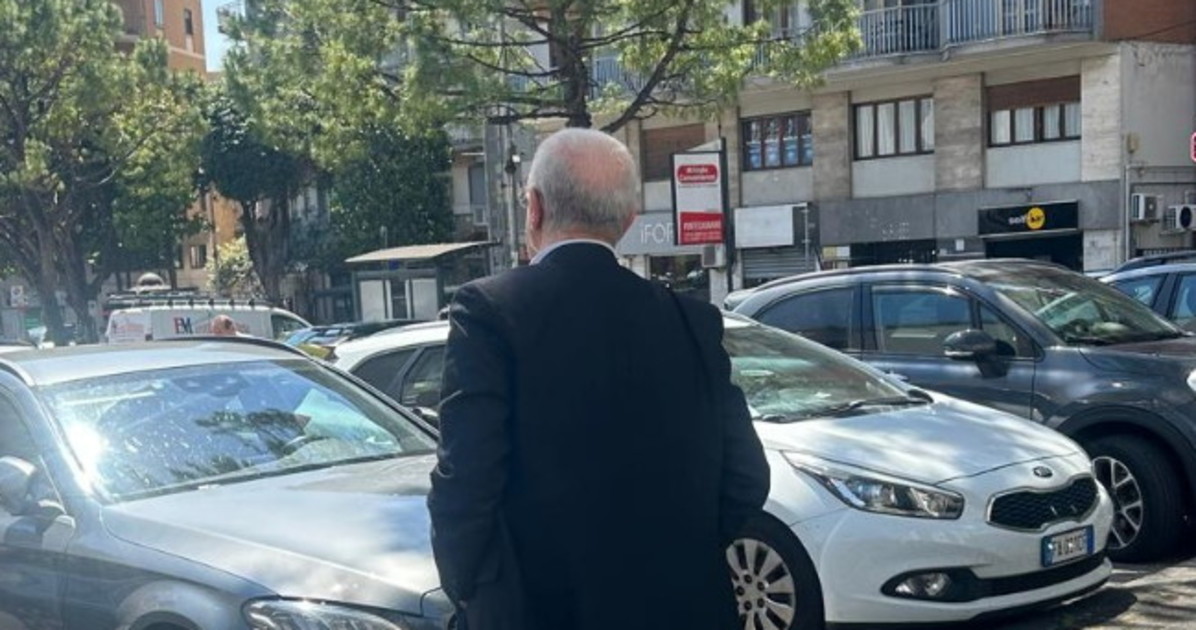 vincenzo de luca caccia il parcheggiatore abusivo ancor prima dell insediamento da Liberoquotidiano.it vincenzo de luca caccia il parcheggiatore abusivo ancor prima dell insediamento