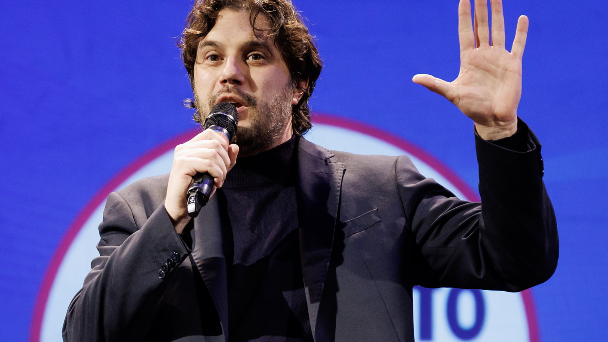 meloni e ginocchiere il deputato m5s silvestri si dovrebbe dimettere da Liberoquotidiano.it meloni e ginocchiere il deputato m5s silvestri si dovrebbe dimettere