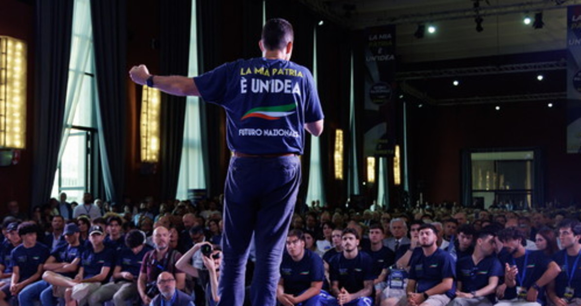 vannacci legge la preghiera dei par224 francesi fegati rossi spappolati da Liberoquotidiano.it vannacci legge la preghiera dei par224 francesi fegati rossi spappolati