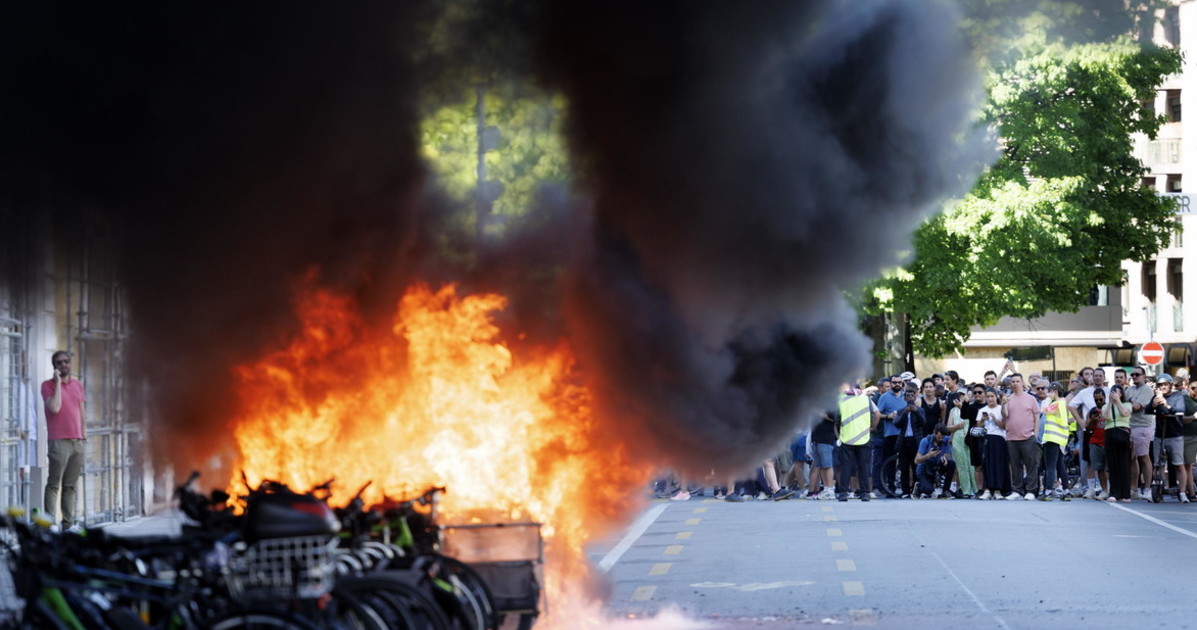 g7 il ritorno dei black bloc violenti rossi incendiano ginevra da Liberoquotidiano.it g7 il ritorno dei black bloc violenti rossi incendiano ginevra