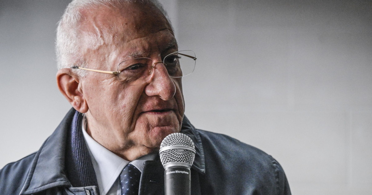 vincenzo de luca col lanciafiamme a salerno cafoni e marmitte sfondante le promesse da Liberoquotidiano.it vincenzo de luca col lanciafiamme a salerno cafoni e marmitte sfondante le promesse