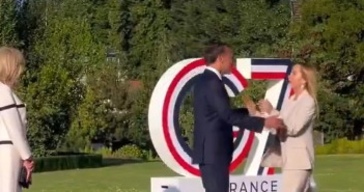 emmanuel macron attimi di sconcerto con che canzone accoglie giorgia meloni da Liberoquotidiano.it emmanuel macron attimi di sconcerto con che canzone accoglie giorgia meloni