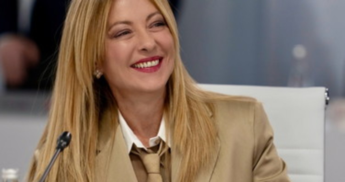 giorgia meloni l audacia della cravatta come ha conquistato tutti a evian da Liberoquotidiano.it giorgia meloni l audacia della cravatta come ha conquistato tutti a evian