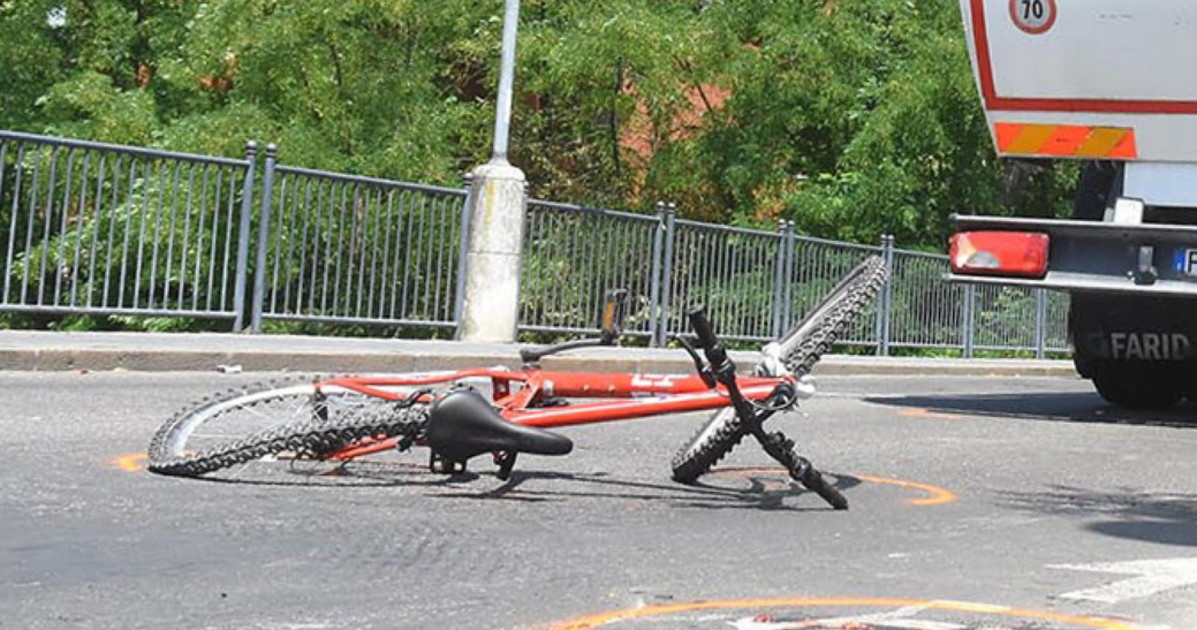 reggio emilia travolto e ucciso dal camion dei rifiuti a 11 anni tragedia in strada da Liberoquotidiano.it reggio emilia travolto e ucciso dal camion dei rifiuti a 11 anni tragedia in strada