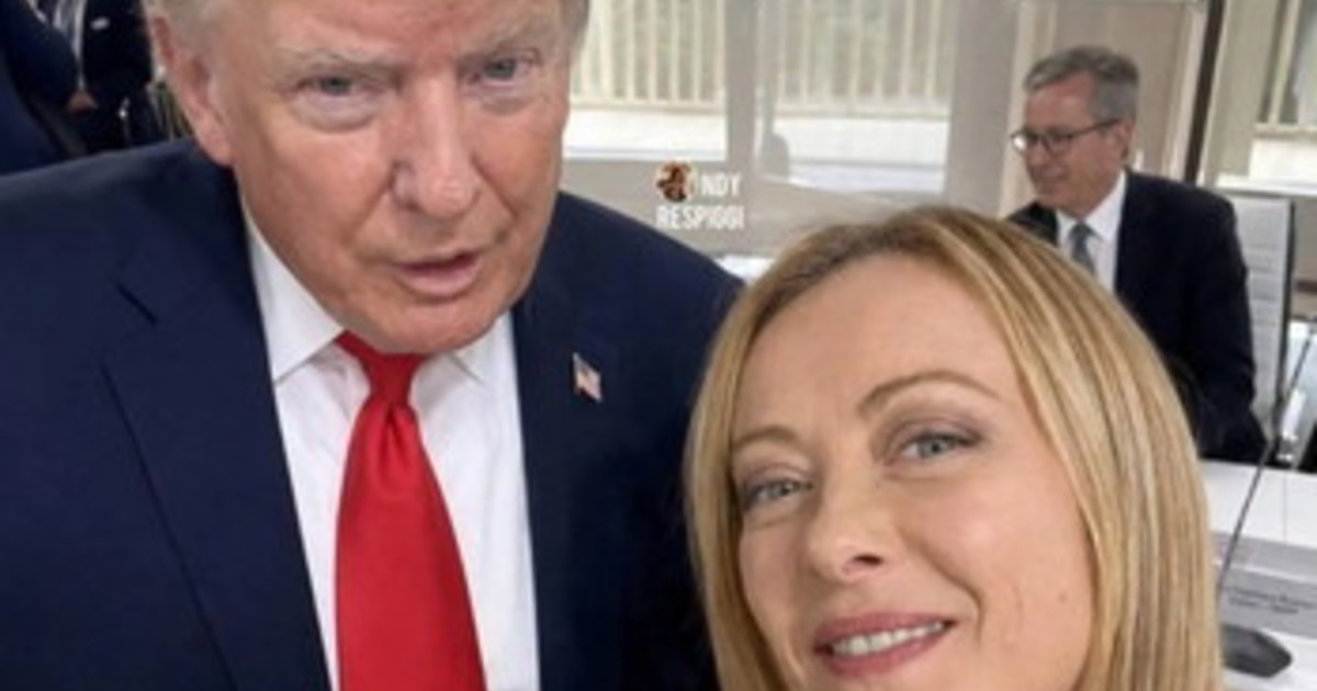 meloni trump la foto fake rilanciata dal grillino e gli insulti dei suoi seguaci nana infame da Liberoquotidiano.it meloni trump la foto fake rilanciata dal grillino e gli insulti dei suoi seguaci nana infame