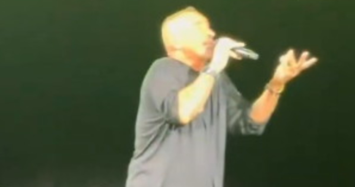 eros ramazzotti sbrocca con uno spettatore cosa ti incazz con me da Liberoquotidiano.it eros ramazzotti sbrocca con uno spettatore cosa ti incazz con me