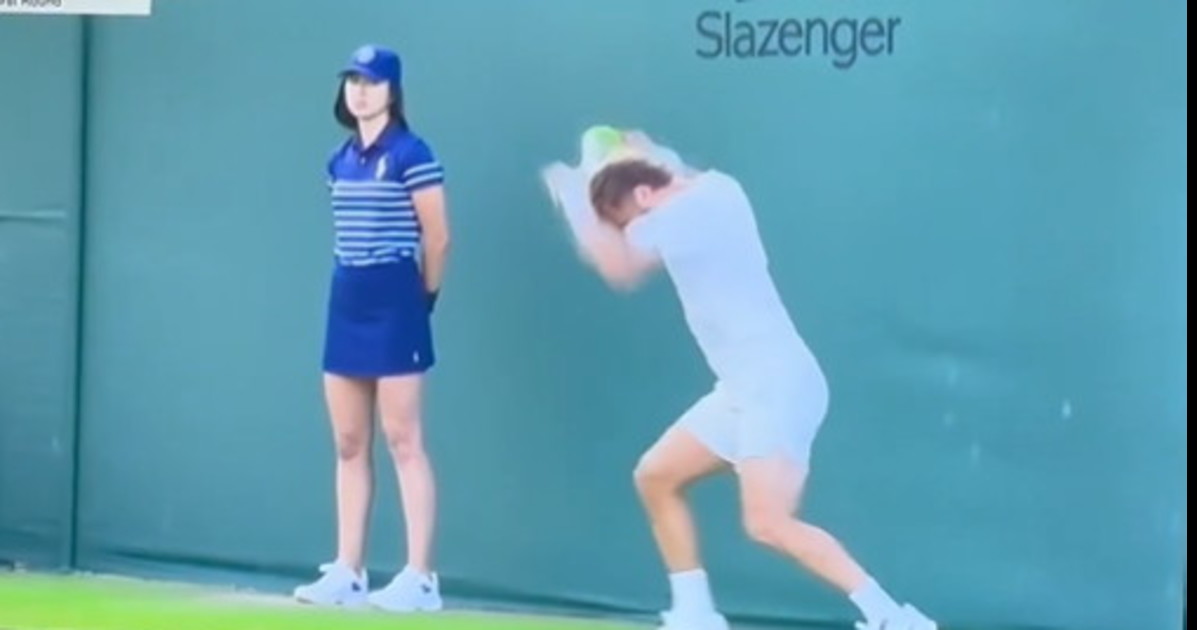 wimbledon sconvolta moutet si spezza la racchetta contro la coscia da Liberoquotidiano.it wimbledon sconvolta moutet si spezza la racchetta contro la coscia
