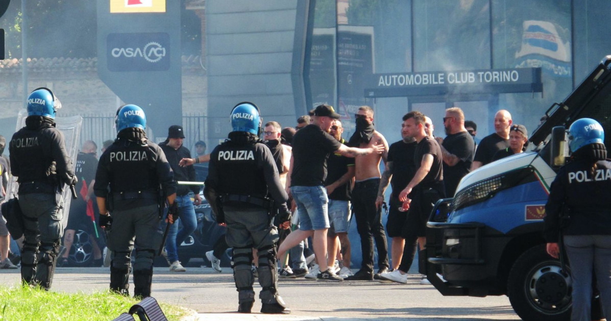 i poliziotti gli ultr224 e gli errori di mira che diventano due da Liberoquotidiano.it i poliziotti gli ultr224 e gli errori di mira che diventano due