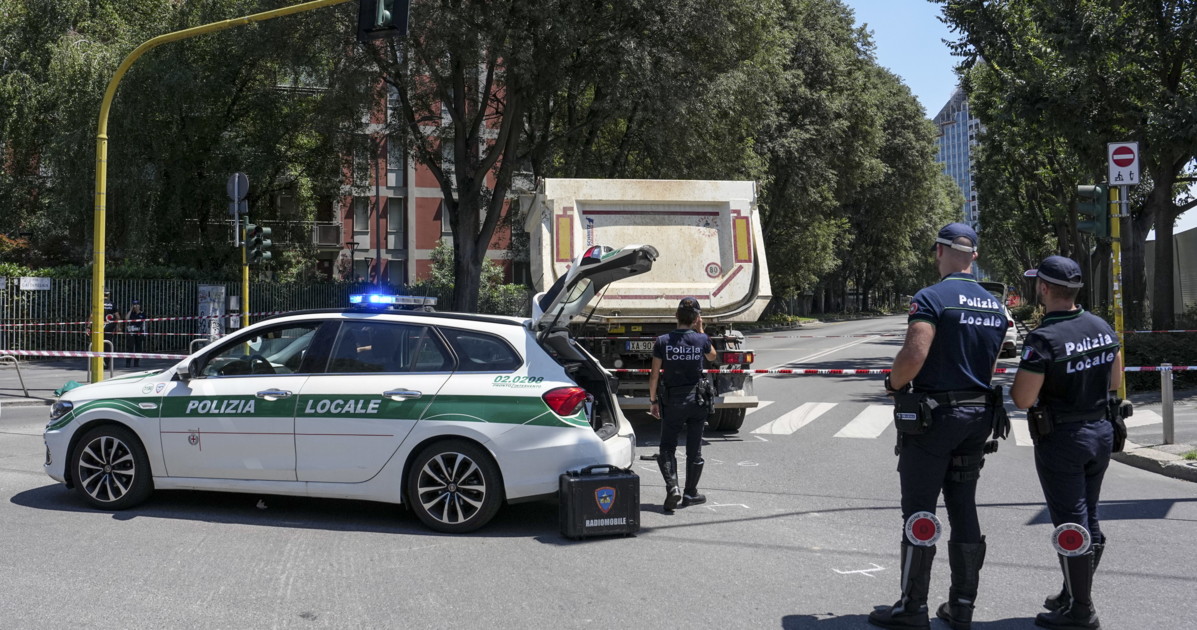 milano camion investe e uccide una ciclista agenti al lavoro per ricostruire la dinamica da Liberoquotidiano.it milano camion investe e uccide una ciclista agenti al lavoro per ricostruire la dinamica