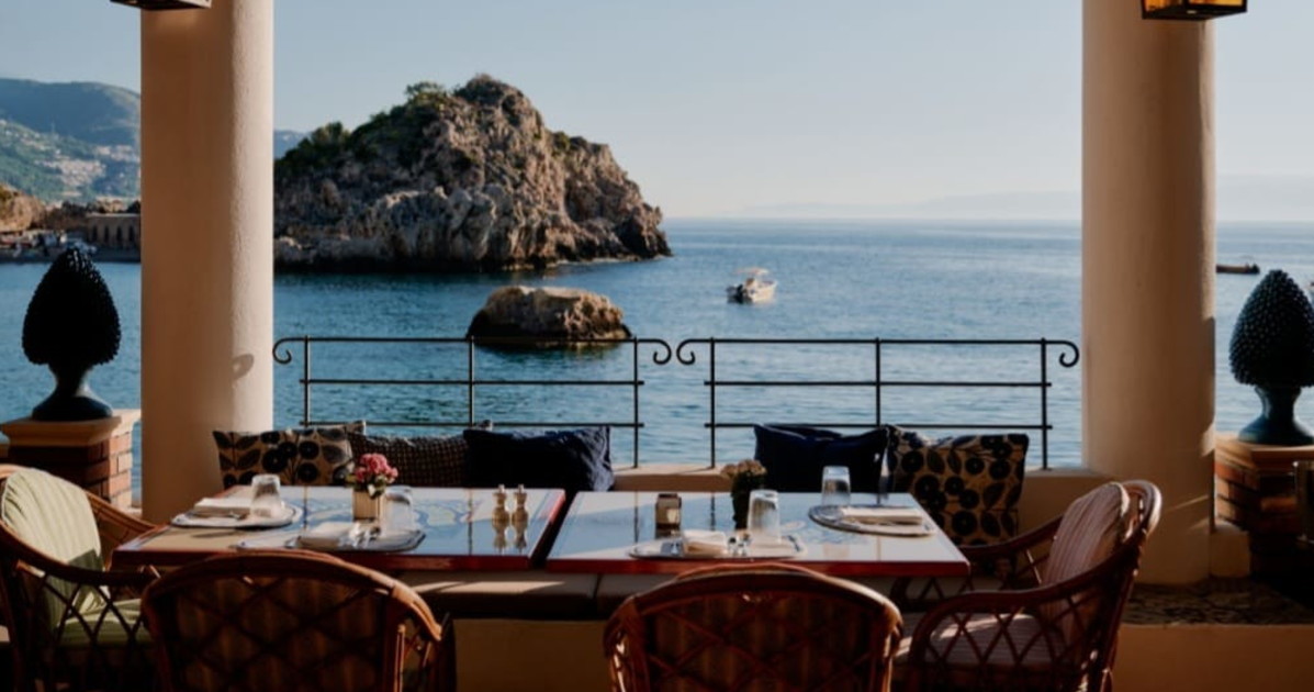 l arte della villeggiatura a taormina profuma di zagara e hollywood da Liberoquotidiano.it l arte della villeggiatura a taormina profuma di zagara e hollywood