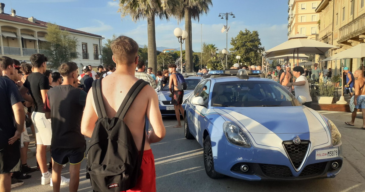 viareggio corre nudo in centro e aggredisce gli agenti marocchino riportato al cpr da Liberoquotidiano.it viareggio corre nudo in centro e aggredisce gli agenti marocchino riportato al cpr
