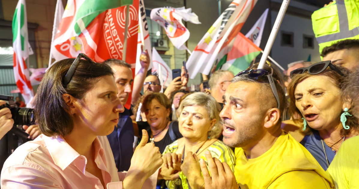 campo largo contestato a napoli il pd taglia le proteste il video della farsa sinistra da Liberoquotidiano.it campo largo contestato a napoli il pd taglia le proteste il video della farsa sinistra