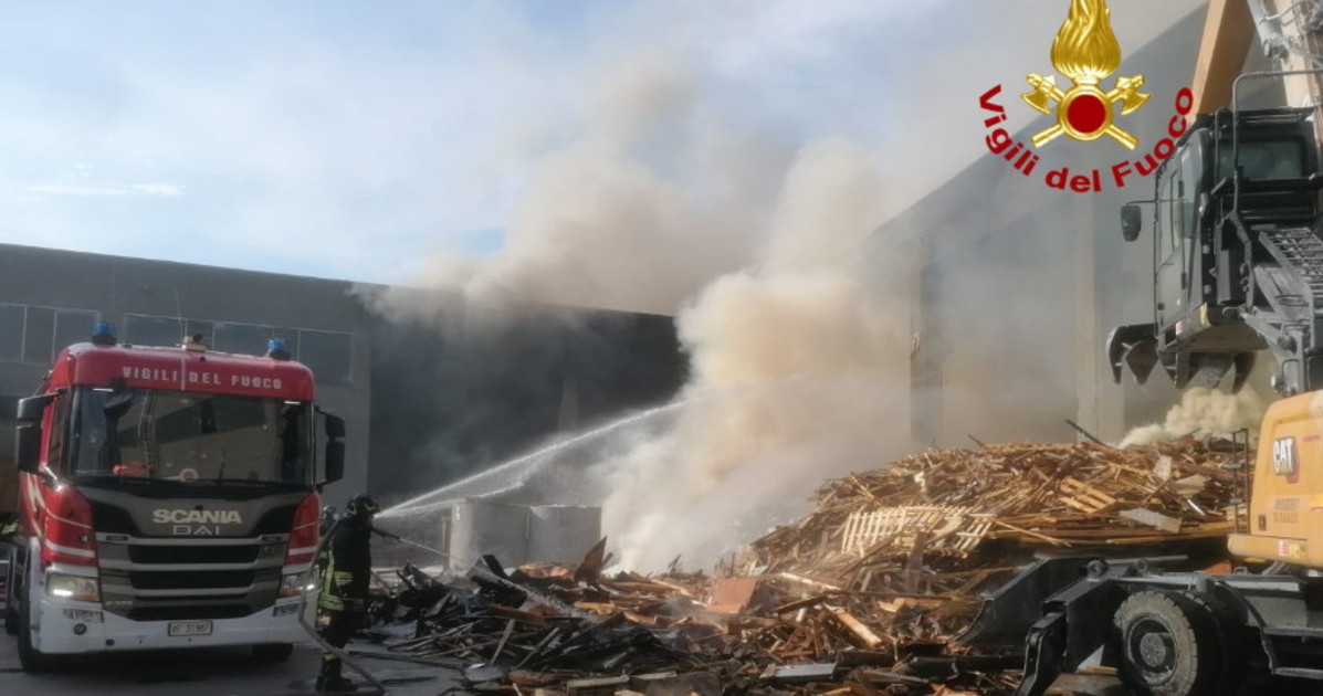 cornaredo incendio alla polirecuperi srl vigili del fuoco al lavoro da Liberoquotidiano.it cornaredo incendio alla polirecuperi srl vigili del fuoco al lavoro