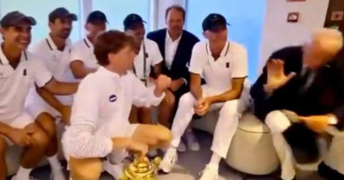 jannik sinner il clamoroso imprevisto a wimbledon fa spostare il presidente del coni per la foto da Liberoquotidiano.it jannik sinner il clamoroso imprevisto a wimbledon fa spostare il presidente del coni per la foto