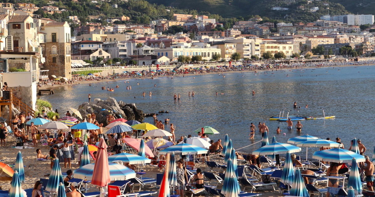 spiaggia vai all alba a lasciare telo e ombrellone occhio che ti fanno la multa da Liberoquotidiano.it spiaggia vai all alba a lasciare telo e ombrellone occhio che ti fanno la multa