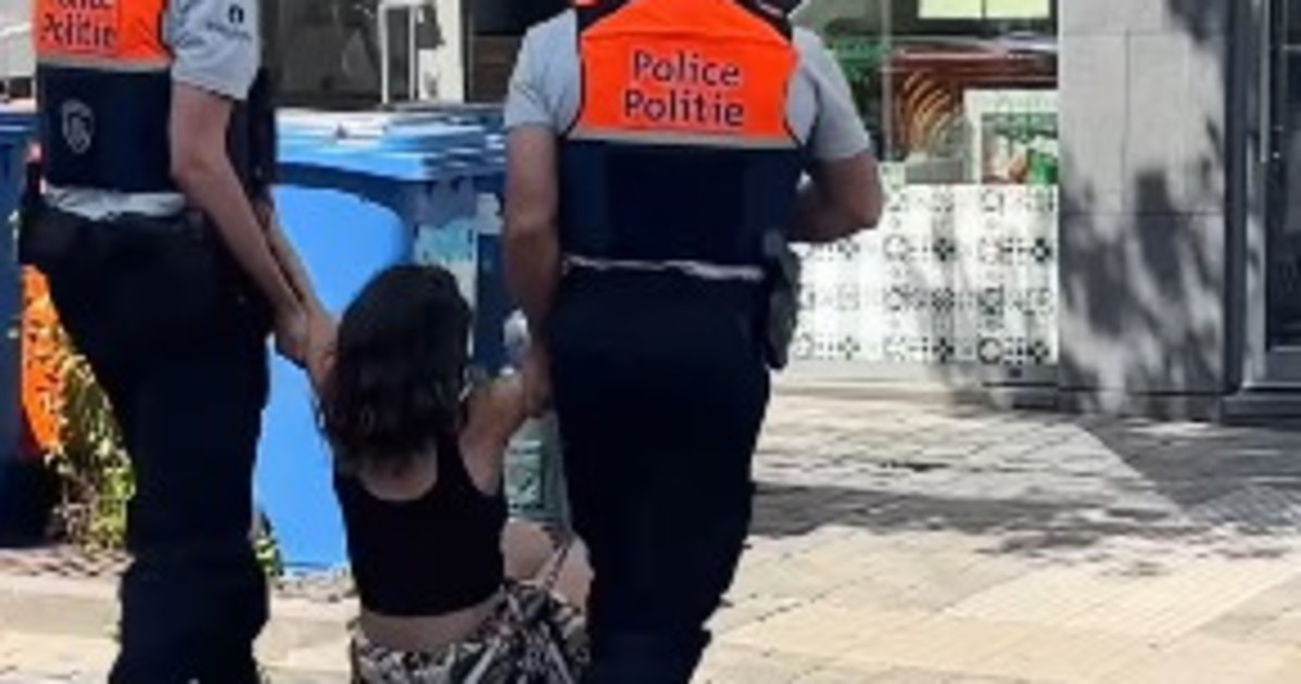 avs benedetta scuderi trascinata via a forza dalla polizia ecco il video da Liberoquotidiano.it avs benedetta scuderi trascinata via a forza dalla polizia ecco il video