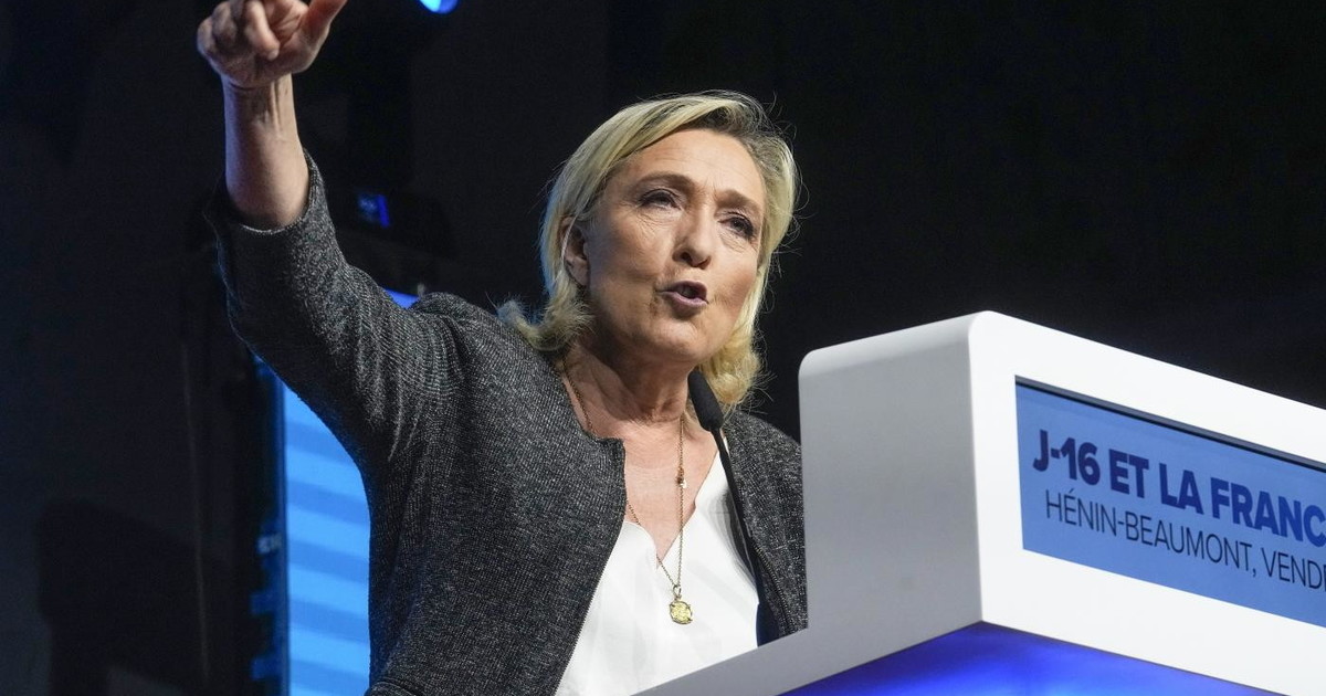 francia hollande sfida marine le pen e si ricandida da Liberoquotidiano.it francia hollande sfida marine le pen e si ricandida