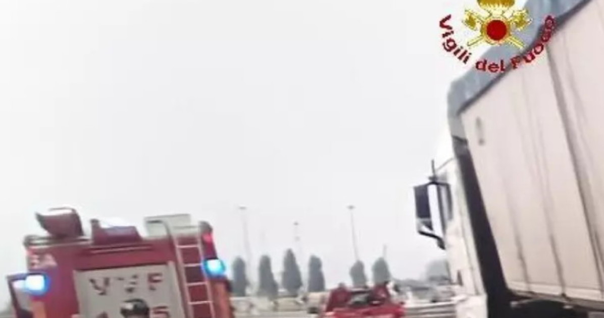 incidente sull a1 auto contro autotreno 16enne muore sul colpo da Liberoquotidiano.it incidente sull a1 auto contro autotreno 16enne muore sul colpo
